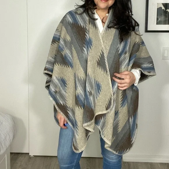 Poncho - Picture 2 of 4